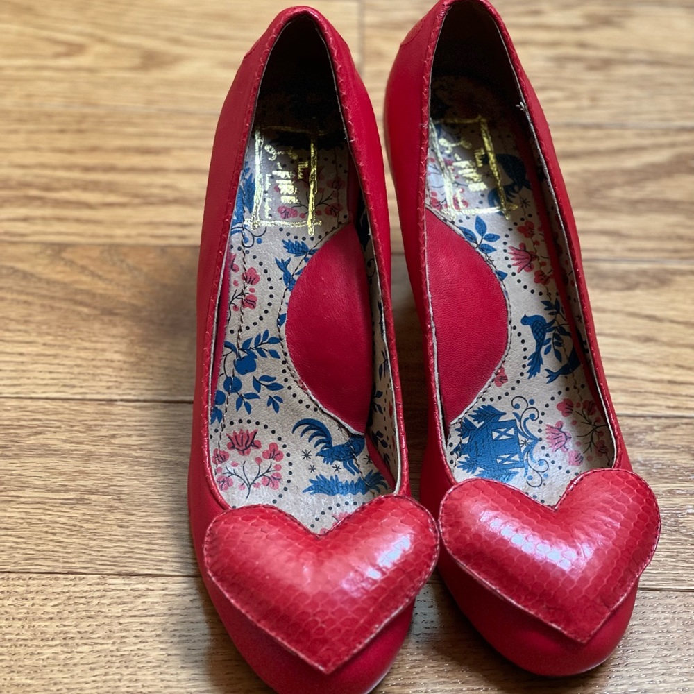 Red heart leather shoes. Sz 40. Miss l-fire.